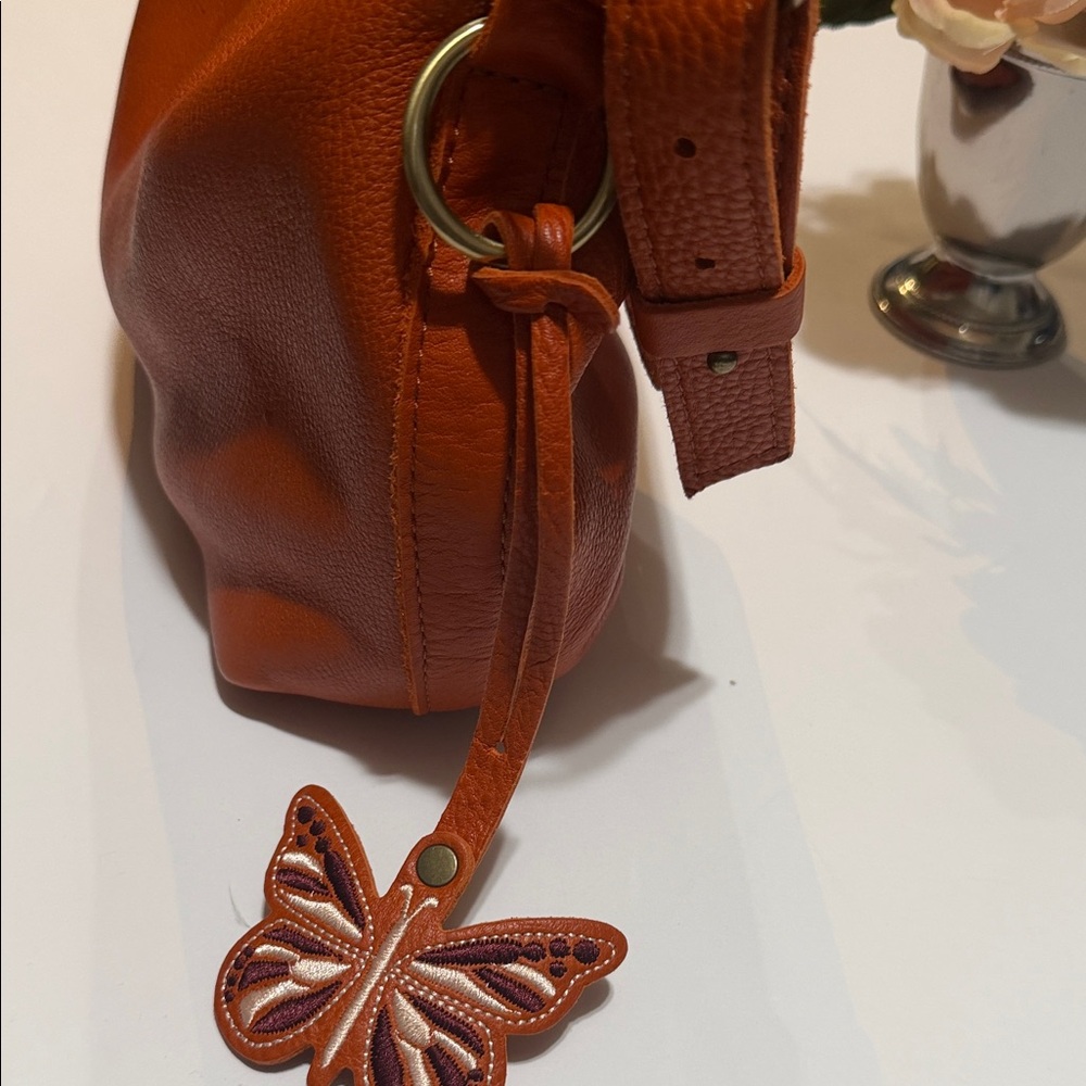 Elegant Orange Leather Shoulder Bag - Picture 3 of 16